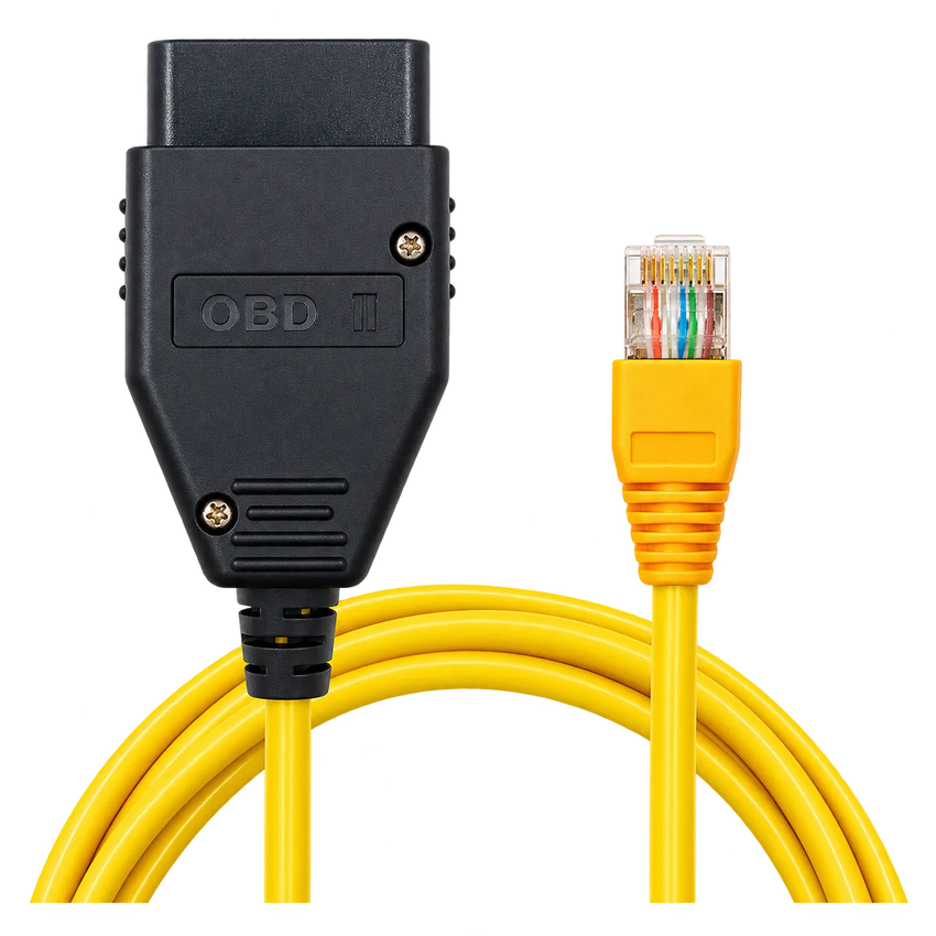 Gros plan sur la prise OBD2 noire et le connecteur Ethernet RJ45 du câble ENET BMW jaune.