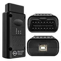 Interface OPCOM 1.95 vue de trois quarts, avec gros plans sur la prise OBD2 à 16 broches et le port USB.