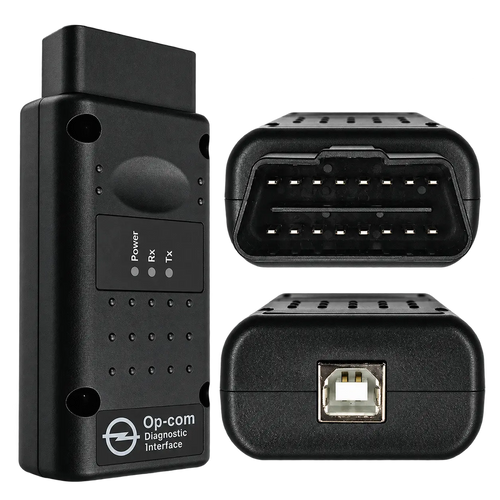 Interface OPCOM 1.95 vue de trois quarts, avec gros plans sur la prise OBD2 à 16 broches et le port USB.
