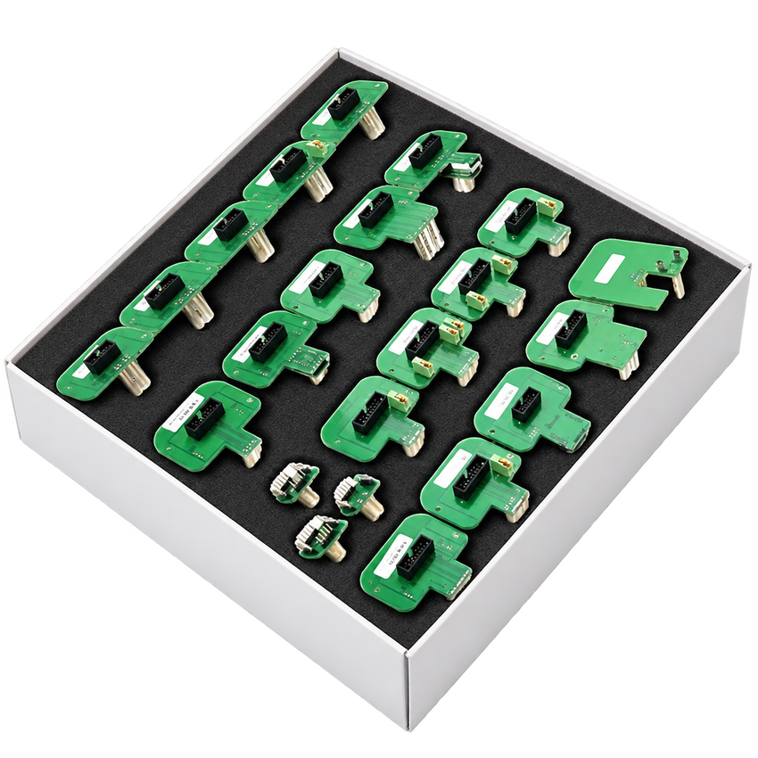 Adaptateurs BDM pour calculateurs ECU disposés dans un plateau en mousse noire, vus en perspective.