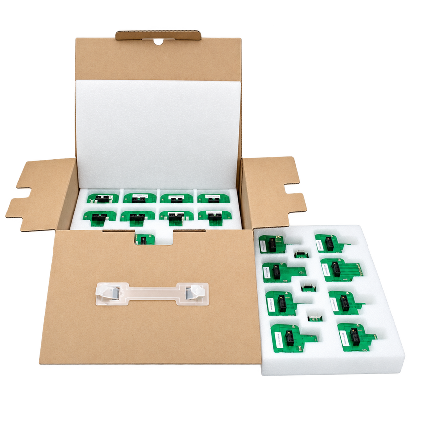 Kit d’adaptateurs BDM dans une boîte en carton ouverte, avec plateau de rangement en mousse blanche.